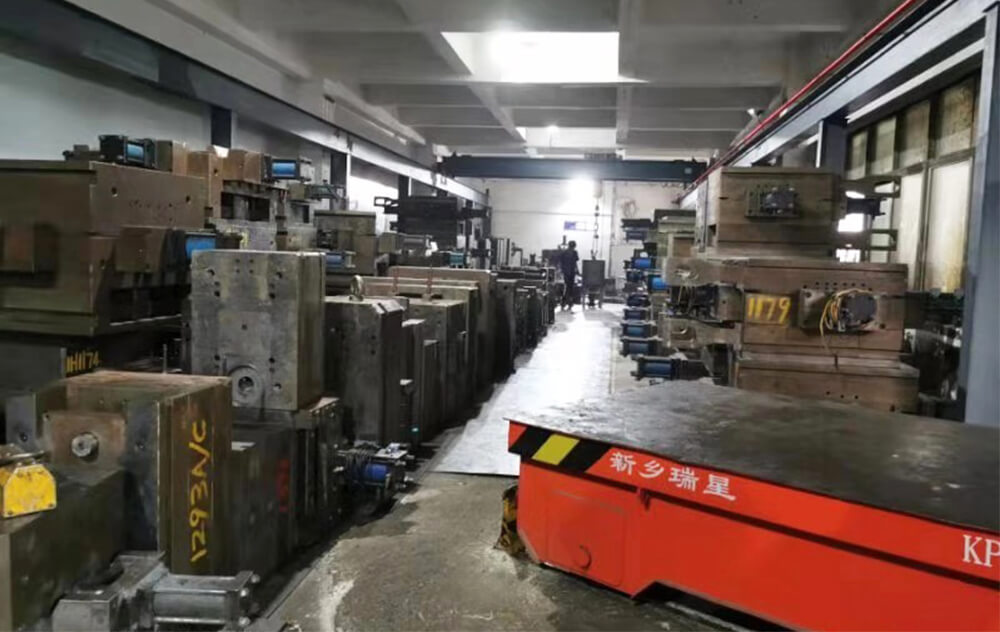 完善的模具存儲倉庫管理，保證能第一時(shí)間根據客戶(hù)的訂單安排生產(chǎn)，節省模具周轉的成本和時(shí)效。