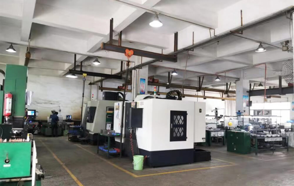 自有模具車(chē)間，擁有模具制作需要的各種機床、火花機、線(xiàn)切割機等設備，按客戶(hù)不同需要開(kāi)發(fā)新模。