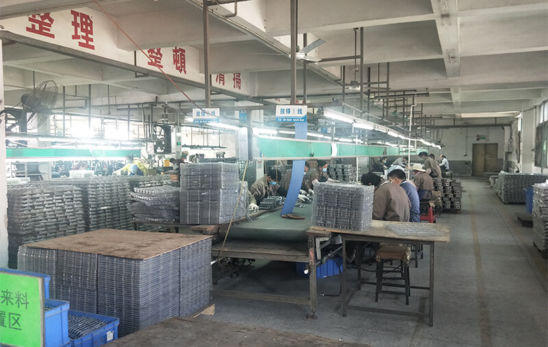 加工課：?jiǎn)屋S鉆床，整形線(xiàn)，去披鋒線(xiàn)，多軸鉆孔機，拉砂機，攻牙機，打磨線(xiàn)，甩干機等共55臺。